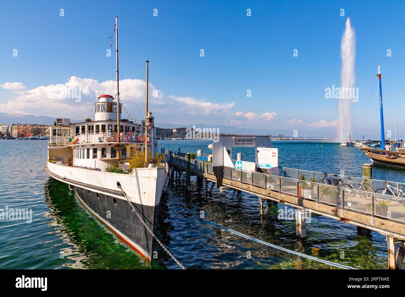 Genf, Schweiz - 25. März 2022: Malerischer Blick vom Genfer See an der Bucht von Genf, dem französischen Teil der Schweiz. Stockfoto