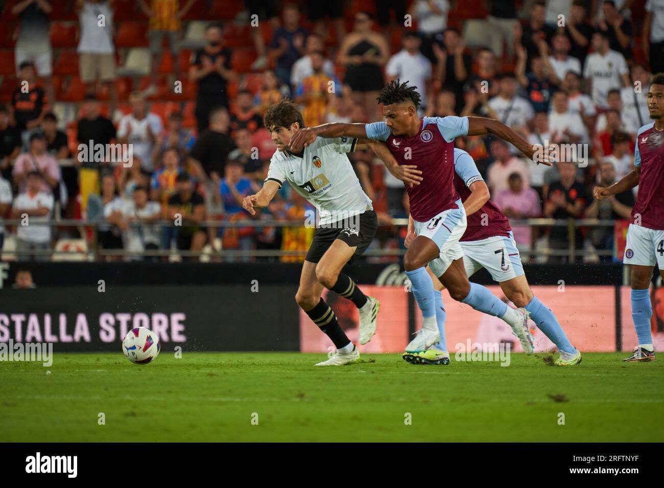 Samra Cf Javi Guerra von Valencia CF (L) und Boubacar Samara von Aston Villa FC ...