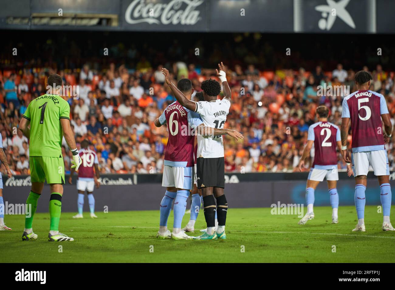 Douglas Luiz von Aston Villa FC (L) und Thierry Correia von Valencia CF (R) in Aktion während der La Liga EA Sport regulären VORSAISON am 5. august 2023 A Stockfoto