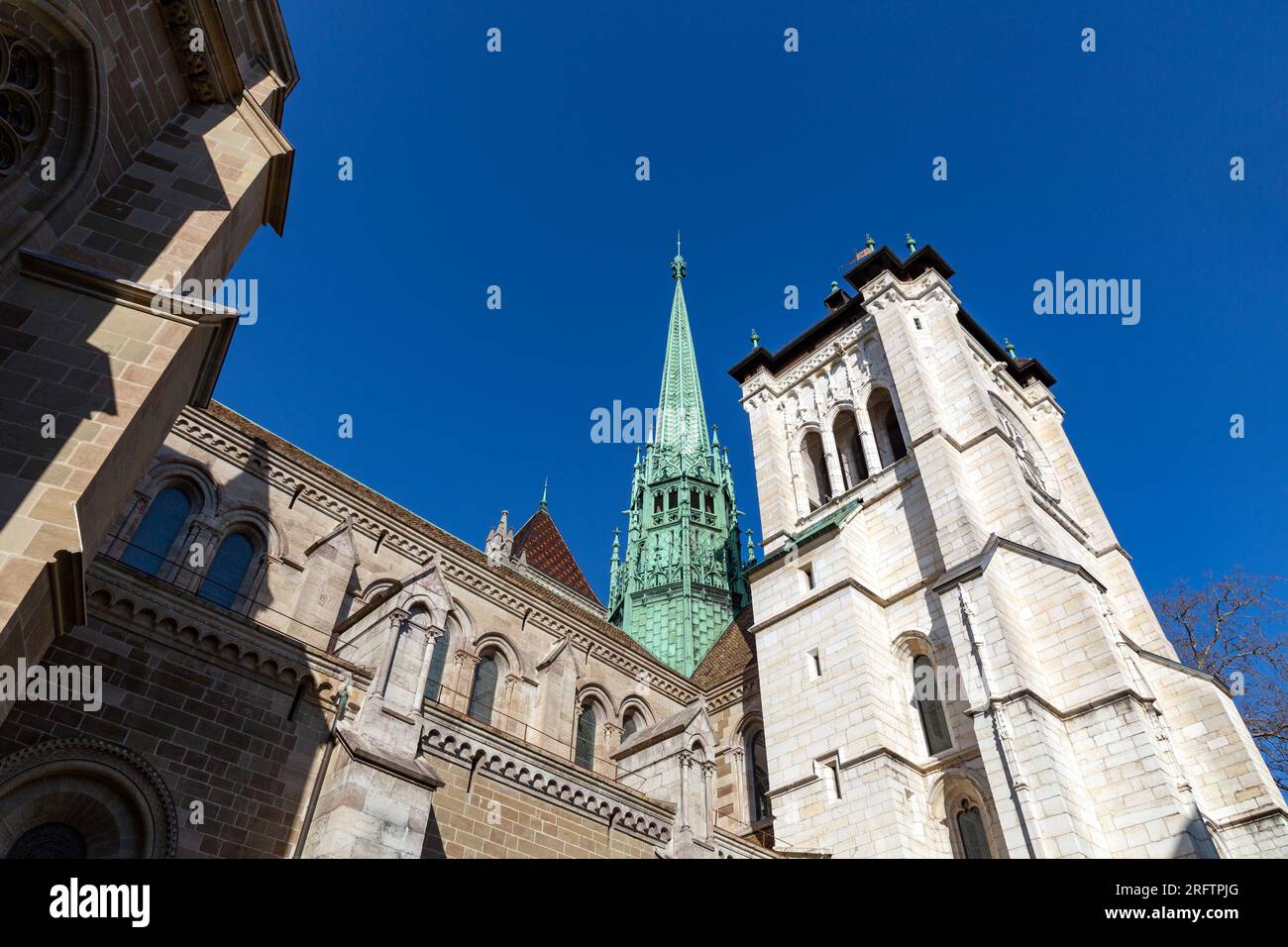 Die St. Pierre Kathedrale ist eine ehemalige römisch-katholische Kathedrale, die später in eine reformierte protestantische Kirche von Genf umgewandelt wurde. Stockfoto