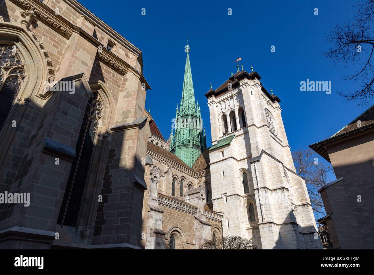 Die St. Pierre Kathedrale ist eine ehemalige römisch-katholische Kathedrale, die später in eine reformierte protestantische Kirche von Genf umgewandelt wurde. Stockfoto