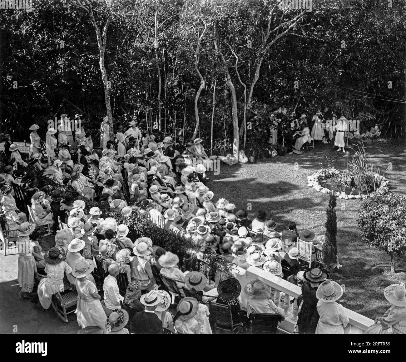 Miami, Florida: ca. 1916 das Publikum, das im Januar bei einem Freiluftkonzert der Miss Bell Society in Miami, Florida, sitzt. Stockfoto