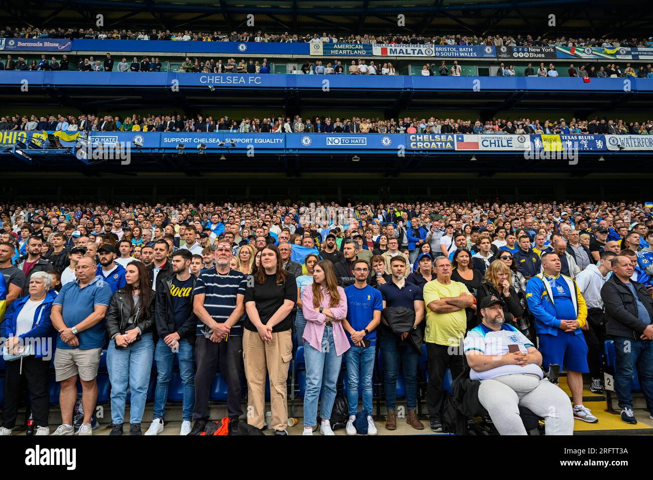 London, Großbritannien. 5. August 2023. Ukrainische Zuschauer während der Nationalhymnen vor dem Fußballspiel der Wohltätigkeitsorganisation Game4Ukraine auf der Stamford Bridge, der Heimat des Chelsea FC, zwischen dem ehemaligen Chelsea-Stürmer Andriy Shevchenko's Team Shevchenko (blau) und dem aktuellen Arsenal-Full-Back-Team Oleksandr Zinchenko Zinchenko (gelb). Mit den bereitgestellten Mitteln wird die United24 eingeleitete Initiative des ukrainischen Präsidenten Volodymyr Zelensky unterstützt, Schulen in der gesamten Ukraine wieder aufzubauen, die durch die russische Invasion beschädigt wurden. Kredit: Stephen Chung / Alamy Live News Stockfoto