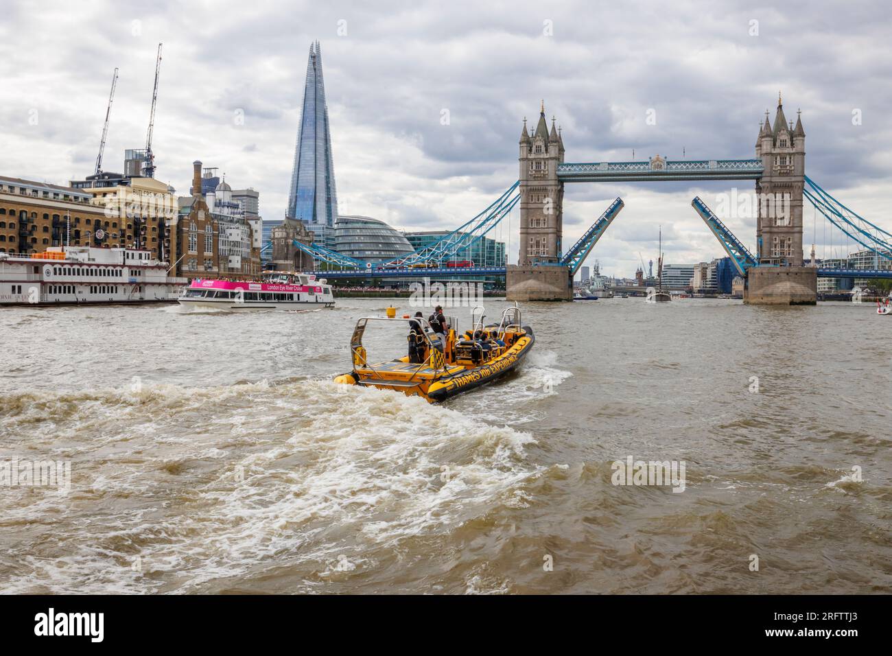 Ein Schnellboot auf der Themse fährt in Richtung der offenen Tower Bridge in Docklands, Pool of London bei Butlers Wharf, Bermondsey Stockfoto