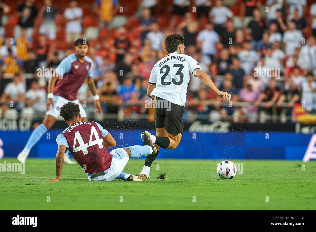 Fran Perez von Valencia CF, Boubacar Samara vom Aston Villa Football Club in Aktion während der La Liga EA Sport regulären VORSAISON am 5. august 2023 um Stockfoto