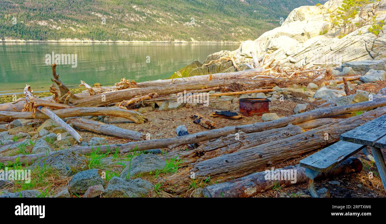 Feuerstelle an der Rocky Shore am Chilkoot Inlet in der Nähe von Skagway, Alaska Stockfoto