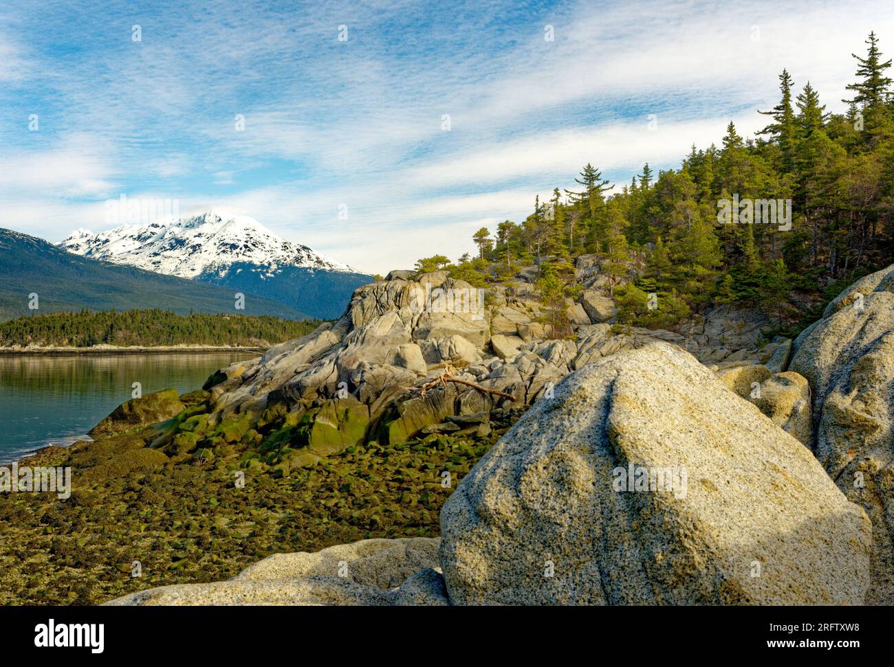 Rocky Shore am Chilkoot Inlet in der Nähe von Skagway, Alaska Stockfoto