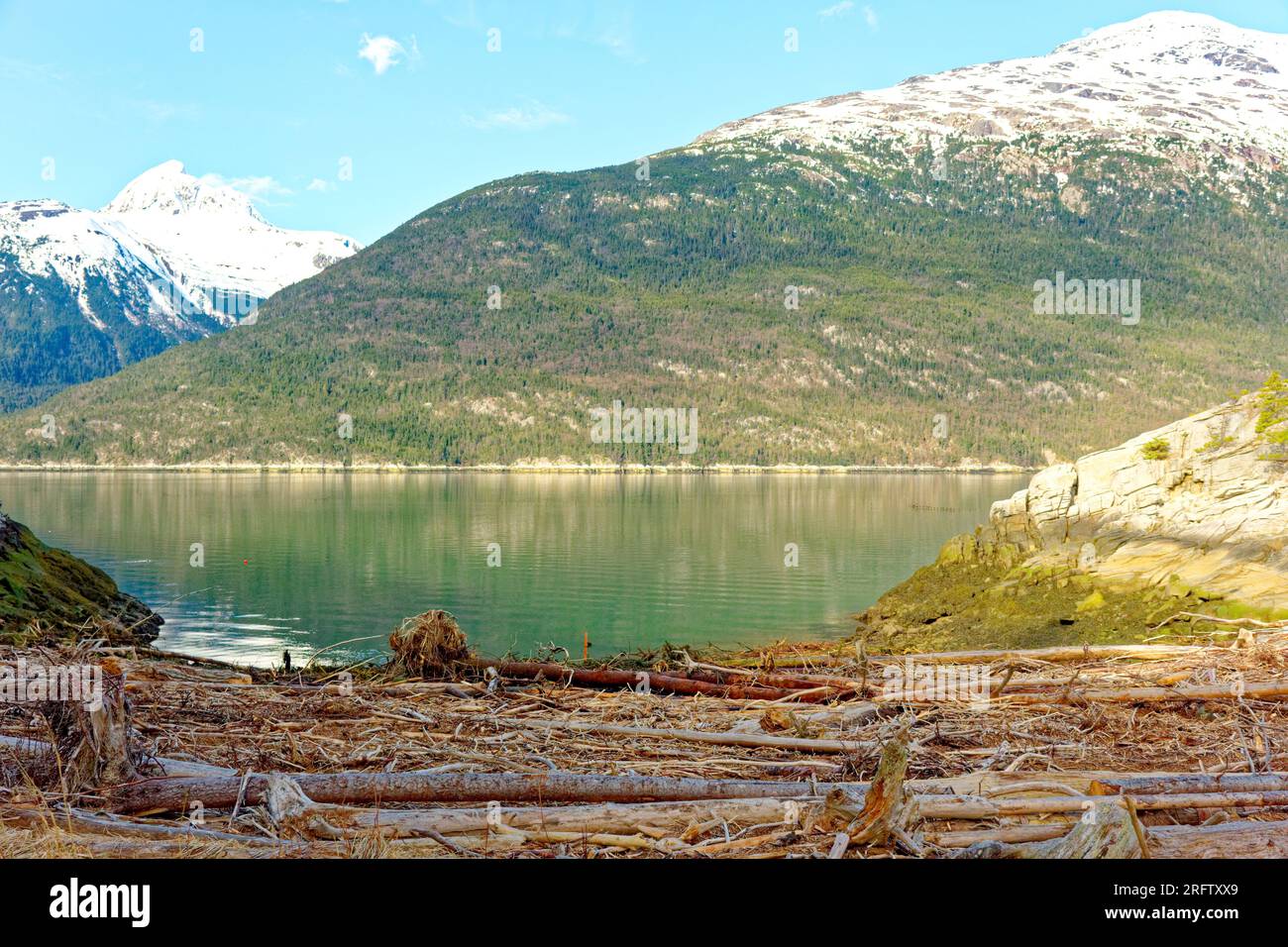 Ruhiges Wasser im Chilkoot Inlet und in den Bergen in der Nähe von Skagway, Alaska Stockfoto