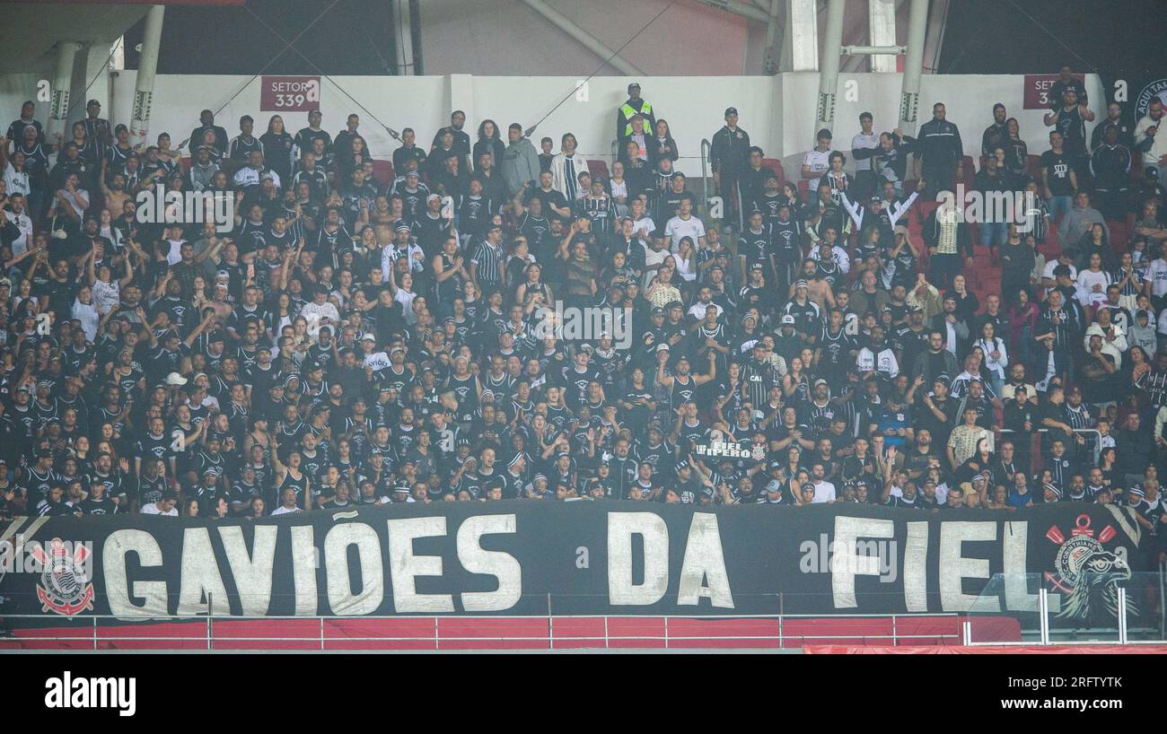 Porto Alegre, Brasilien. 05. Aug. 2023. Anhänger der Korinther während des Spiels zwischen Internacional und Corinthians für die brasilianische Serie A 2023 im Beira-Rio Stadium in Porto Alegre am 05. August. Foto: Max Peixoto/DiaEsportivo/Alamy Live News Kredit: DiaEsportivo/Alamy Live News Stockfoto