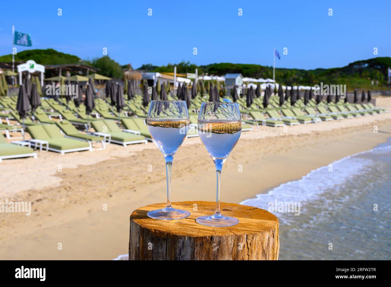 Sommerzeit in der Provence, zwei Gläser kalten Rosenwein am Pampelonne Sandstrand nahe Saint-Tropez an sonnigen Tagen, Departement Var, Frankreich. Stockfoto