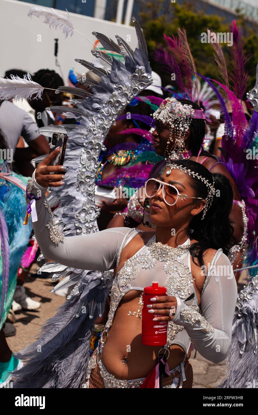 TORONTO, KANADA – 5. August 2023: Junge Frau macht Selfie bei der Toronto Caribbean Carnival Grand Parade Stockfoto