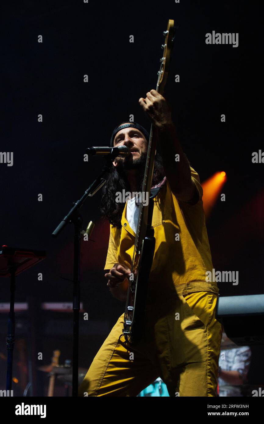 Columbus, Ohio, Usa. 5. August 2023. Walk-off-the-Earth-Bassist und Gitarrist Gianni „Luminati“ Nicassio tritt auf der Ohio State Fair auf. Kredit: Brent Clark/Alamy Live News Stockfoto