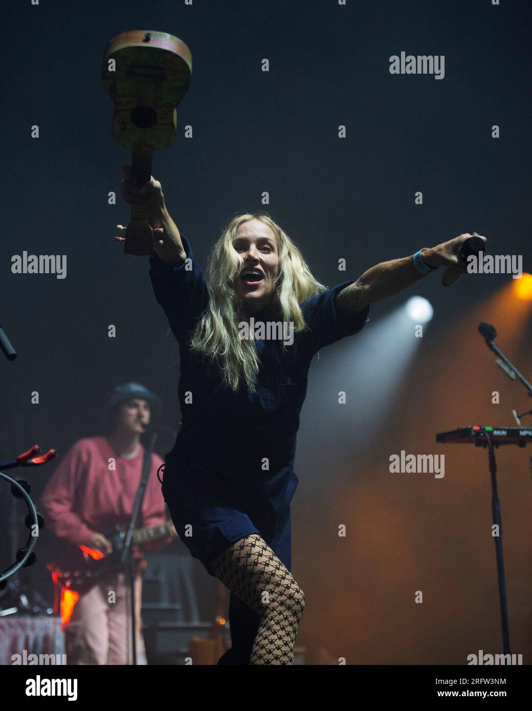 Columbus, Ohio, Usa. 5. August 2023. Walk off the Earth Leadsängerin Sarah Blackwood tritt auf der Ohio State Fair auf. Kredit: Brent Clark/Alamy Live News Stockfoto