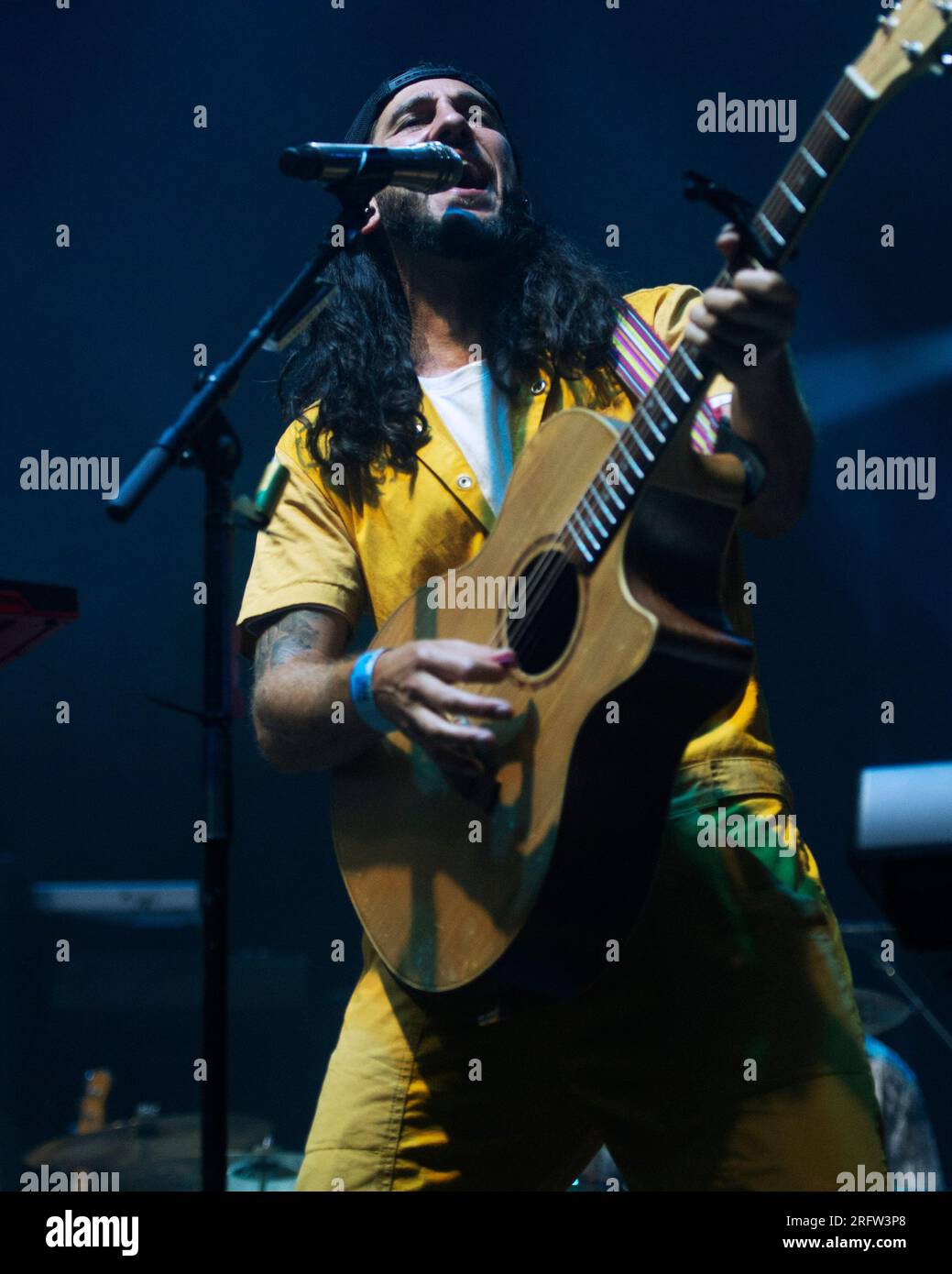 Columbus, Ohio, Usa. 5. August 2023. Walk-off-the-Earth-Bassist und Gitarrist Gianni „Luminati“ Nicassio tritt auf der Ohio State Fair auf. Kredit: Brent Clark/Alamy Live News Stockfoto