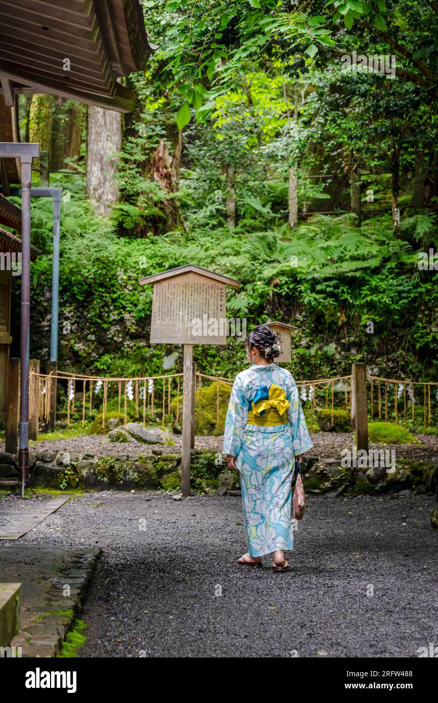 Rückansicht einer Frau mit japanischem Yukata-Sommerkimono im Kifune-Schrein. Kyoto, Japan Stockfoto