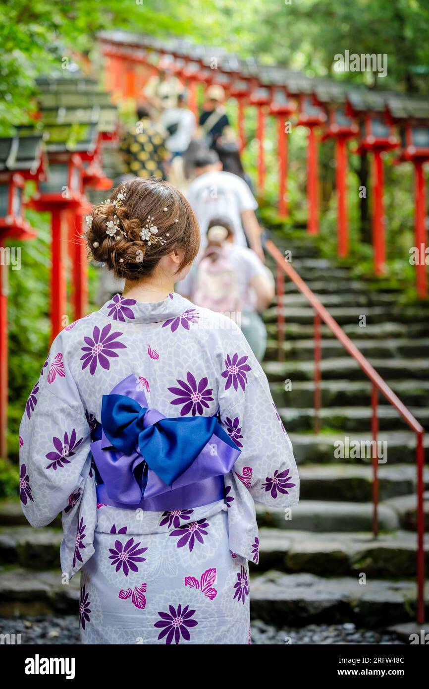 Rückansicht einer Frau mit japanischem Yukata-Sommerkimono im Treppentor des Kifune-Schreins, Kyoto, Japan. Stockfoto