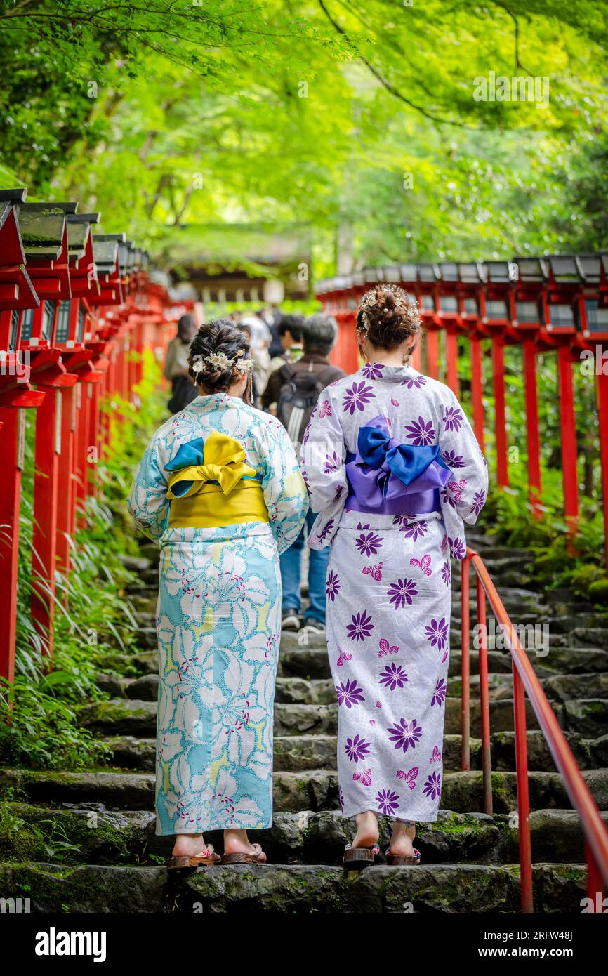 Rückansicht von zwei Frauen mit japanischem Yukata-Sommerkimono im Treppentor des Kifune-Schreins, Kyoto, Japan. Stockfoto