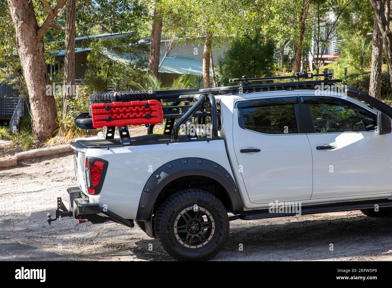 Nissan Navara Geländewagen mit Allradantrieb ute, geparkt auf Fraser Island, K'gari, Weltkulturerbe Sandinsel, Queensland, Australien Stockfoto