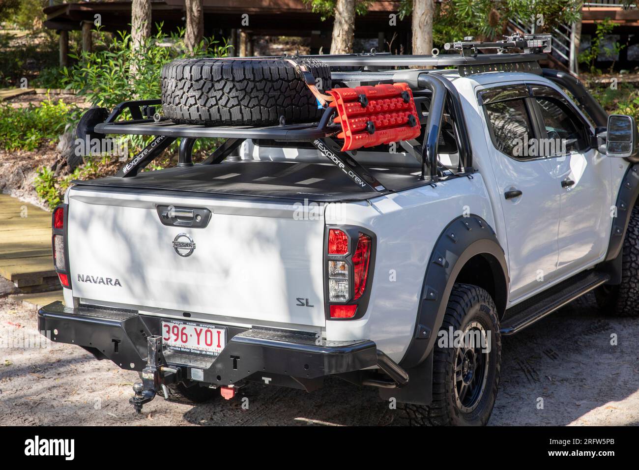 Nissan Navara Geländewagen mit Allradantrieb ute, geparkt auf Fraser Island, K'gari, Weltkulturerbe Sandinsel, Queensland, Australien Stockfoto