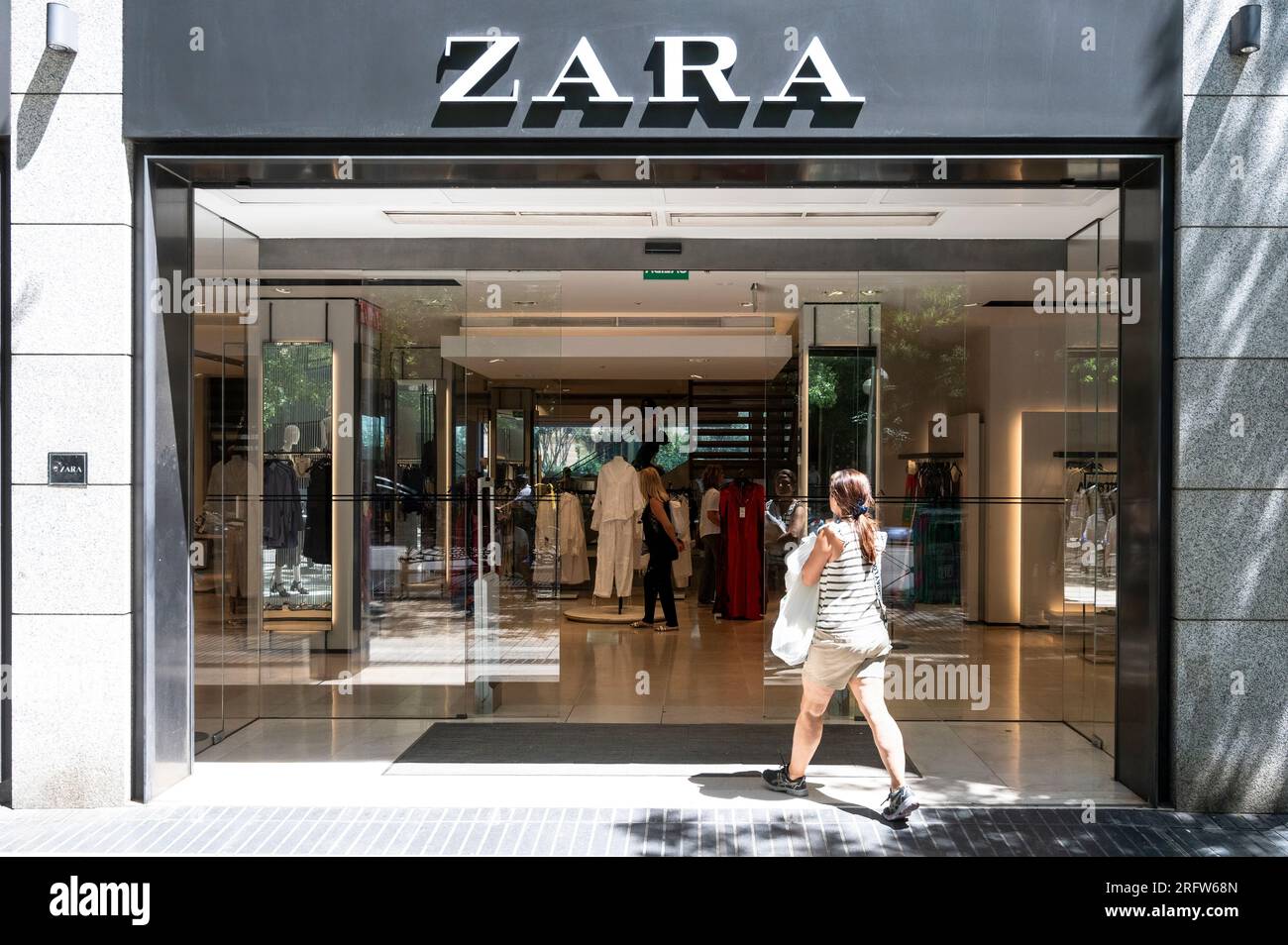 Madrid, Spanien. 04. Aug. 2023. Ein Käufer betritt das spanische multinationale Bekleidungseinzelhandelsunternehmen von Inditex, Zara, einem Geschäft in Spanien. Kredit: SOPA Images Limited/Alamy Live News Stockfoto