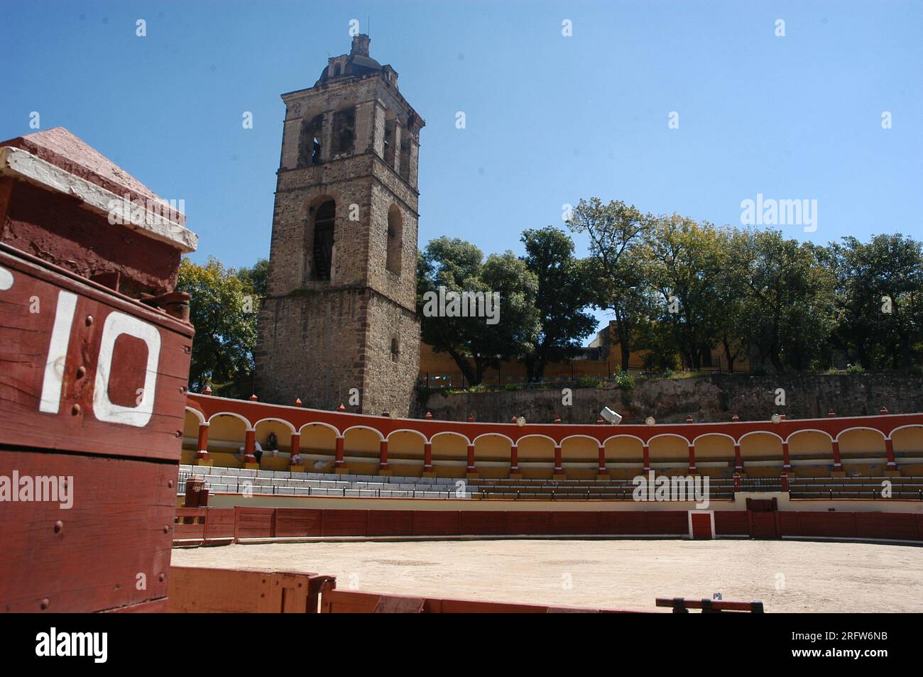 imágenes del conjunto conventual de San Francisco en el Estado de Tlaxcala, el cual fue eregido a la llegada de Hernan Cortes a América. En texto de la UNESCO menciona lo siguiente: Conjunto Conventual Franciscano y Catedralicio de Nuestra Señora de la Asunción de Tlaxcala en Lista de Patrimonio Mundial de la UNESCO., fue anexar este sitio de Tlaxcala a a los 14 ubicados en las Faldas del Popocatépety (Puelos) Que en 1994 incluyó en la Lista para asegurar su adecuada conservación. Estos monumentos son repräsentativos del modelo arquitectónico adoptado por los primeros misioneros –fr Stockfoto