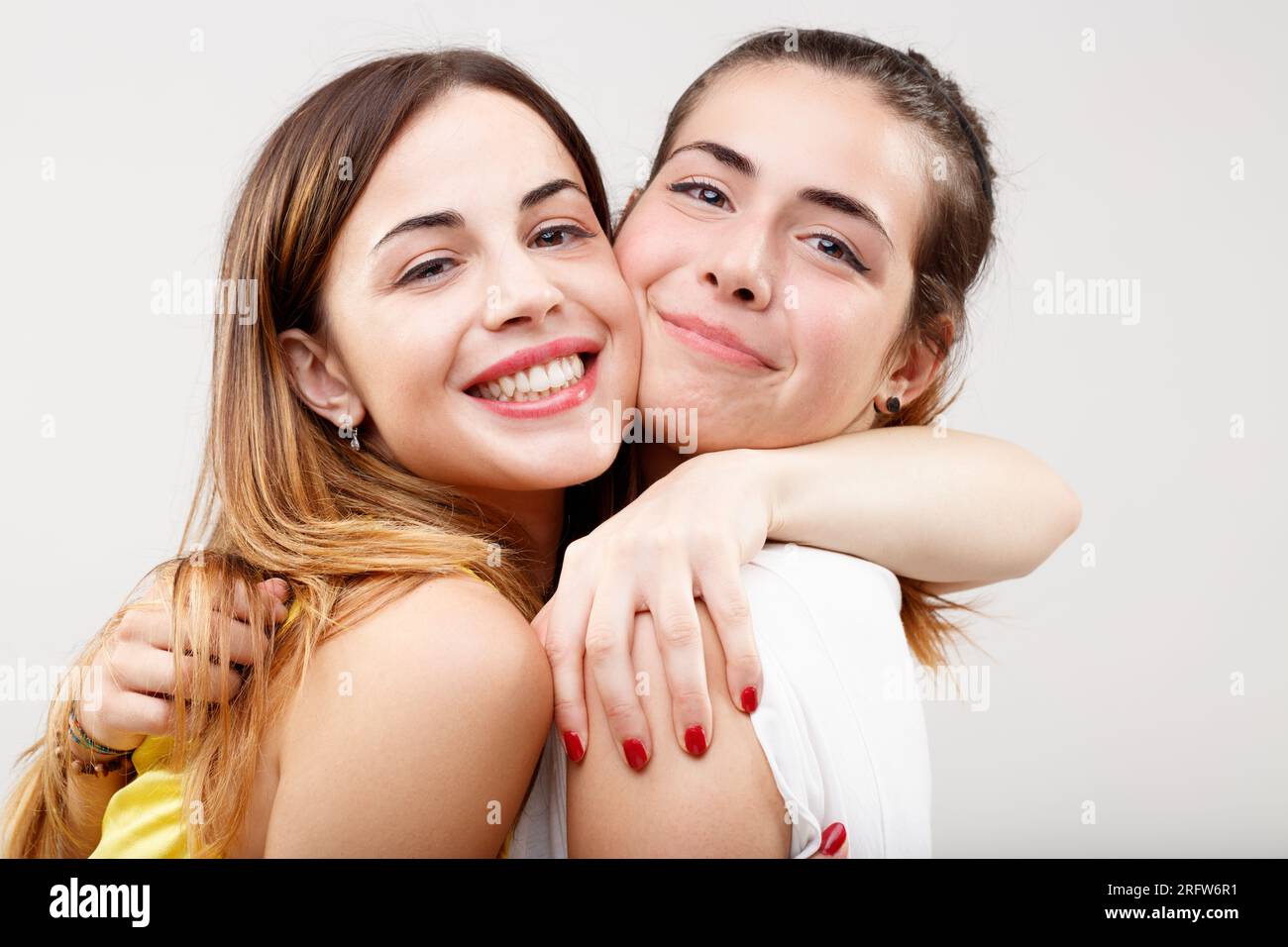 Zwei Frauen, die in Alter und Einstellung unterschiedlich sind, kümmern sich gegenseitig, riskieren jedoch aufgrund ihrer einzigartigen Art, Emotionen und Gewohnheiten auszudrücken, Verwirrung Stockfoto