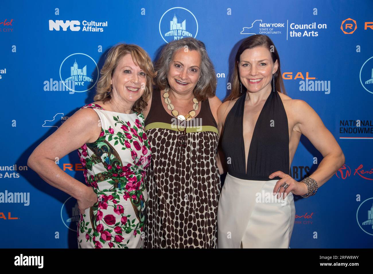 New York, Usa. 05. Aug. 2023. NEW YORK, NEW YORK - AUGUST 05: Penny Jackson, Melissa Skirboll und Jeanine Bartel besuchen am 5. August 2023 das 2023 Festival of Cinema NYC im Regal UA Midway Theater in Forest Hills im Stadtteil Queens in New York City. Kredit: Ron Adar/Alamy Live News Stockfoto