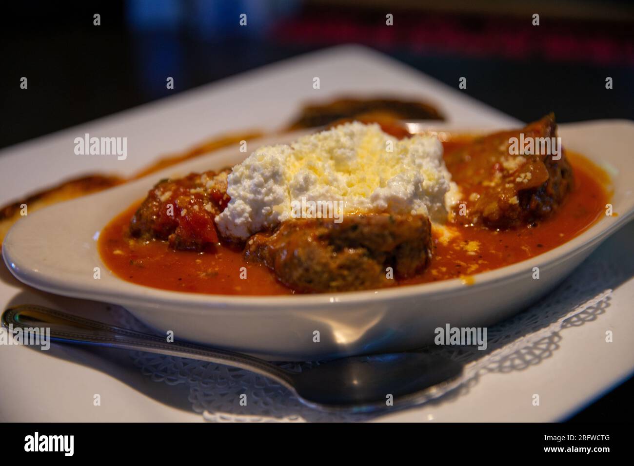 Italienische Fleischbällchen mit Ricotta als Vorspeise Stockfoto