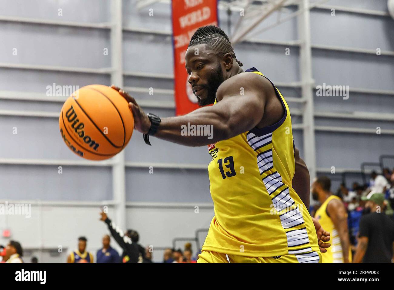 Wilmington, DE, USA. 5. Aug. 2023. BODYBUILDER und Influencer ROBERT WILMOTE (13) nahm am 19. Jährlichen Basketballspiel Duffy's Hope Celebrity am Samstag, den 05. August 2023, in Chase Fieldhouse in Wilmington Teil. ENTF. Erlöse kommen der gemeinnützigen Organisation Duffy's Hope Youth Programming zugute. (Kreditbild: © Saquan Stimpson/ZUMA Press Wire) NUR REDAKTIONELLE VERWENDUNG! Nicht für den kommerziellen GEBRAUCH! Kredit: ZUMA Press, Inc./Alamy Live News Stockfoto