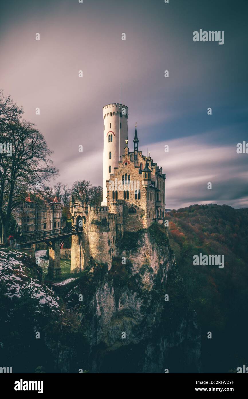 Wintermagie im Schloss Lichtenstein: Majestätische Eleganz in schneebem Glanz Stockfoto