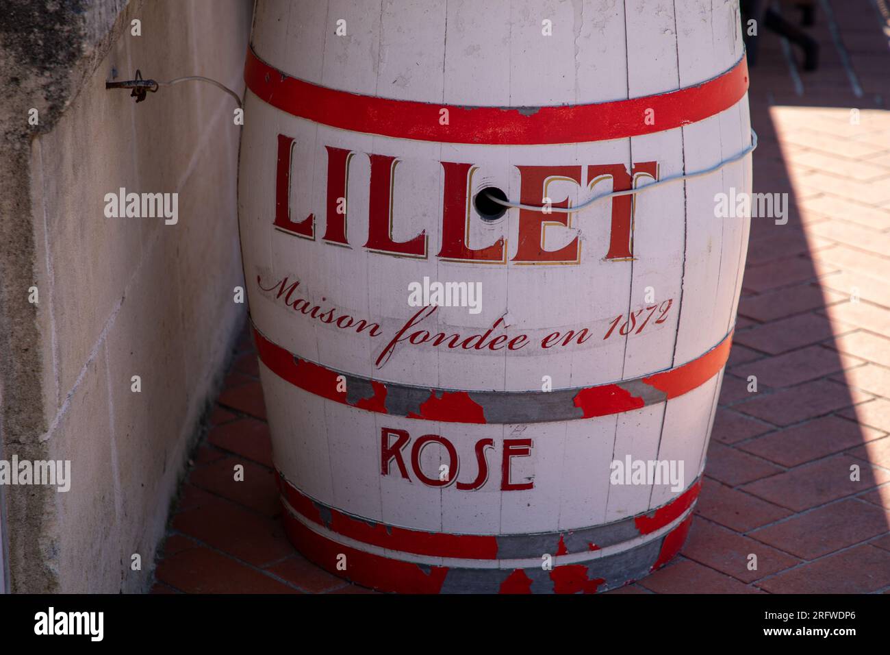 Bordeaux , Frankreich - 07 28 2023 : Lillet Logo und Textmarke auf dem Fass Name des aromatisierten Getränks auf französischer Weinbasis Stockfoto