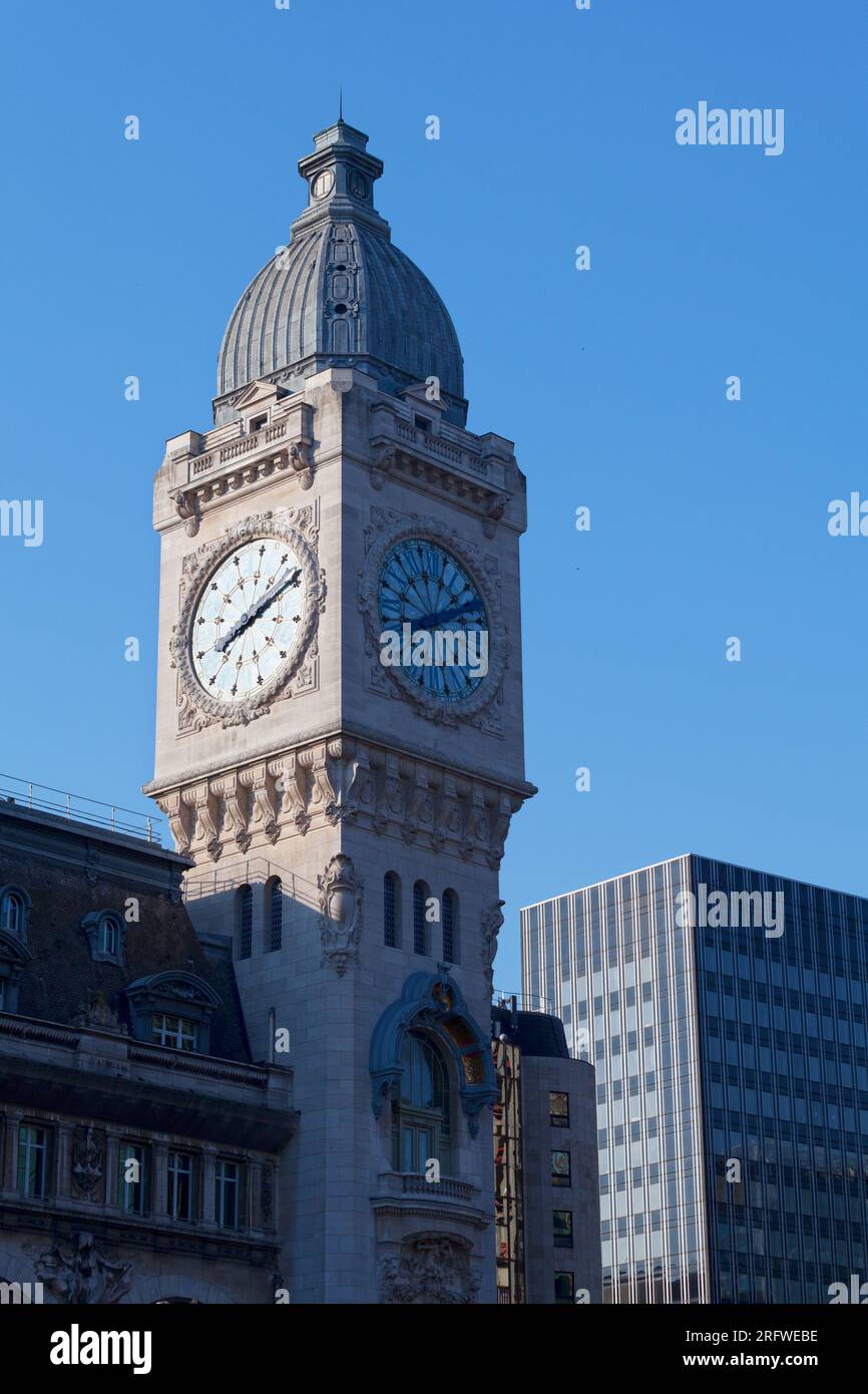 Nahaufnahme des Uhrenturms des Gare de Lyon in Paris. Stockfoto
