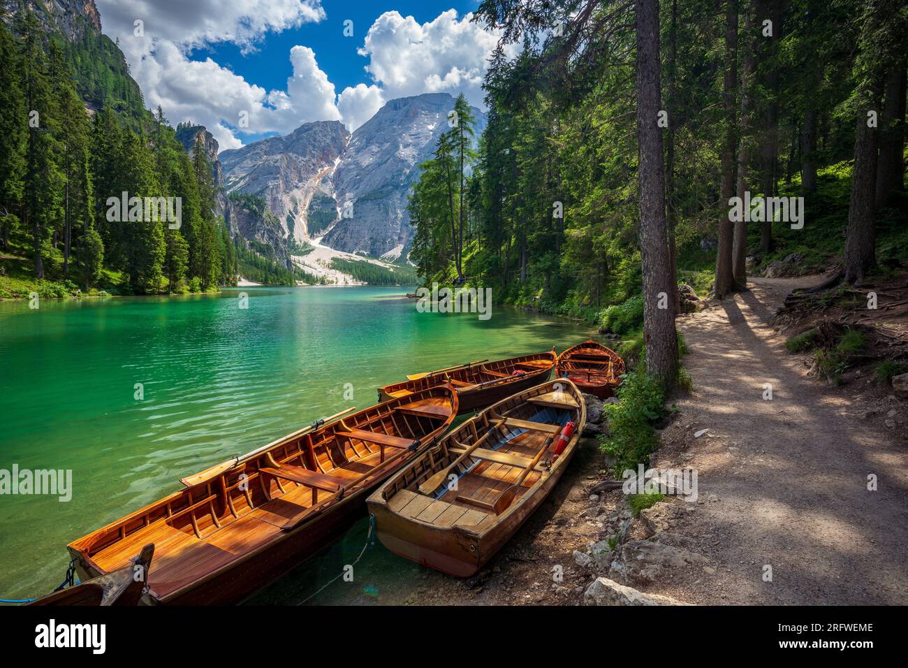 Holzboot am See Braies, Südtirol, Dolomiten, Italien Stockfoto