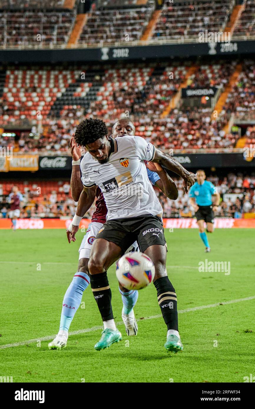 Valencia, Spanien. 05. Aug. 2023. Lucas Digne vom Aston Villa Football Club und Andre Almeida von Valencia CF in Aktion während der La Liga EA Sport regulären VORSAISON zwischen Valencia CF und Aston Villa FC im Mestalla Stadium. Endstand: Valencia CF 1:2 Aston Villa FC. (Foto: German Vidal/SOPA Images/Sipa USA) Guthaben: SIPA USA/Alamy Live News Stockfoto