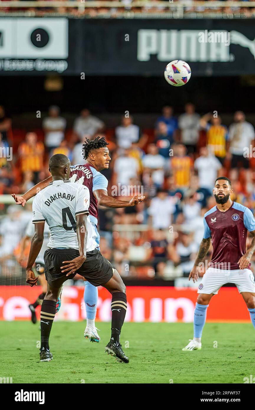 Valencia, Spanien. 05. Aug. 2023. Mouctar Diakhaby von Valencia CF und Ollie Watkins vom Aston Villa Football Club in Aktion während der regulären Vorsaison La Liga EA Sport zwischen Valencia CF und Aston Villa FC im Mestalla Stadium. Endstand: Valencia CF 1:2 Aston Villa FC. (Foto: German Vidal/SOPA Images/Sipa USA) Guthaben: SIPA USA/Alamy Live News Stockfoto