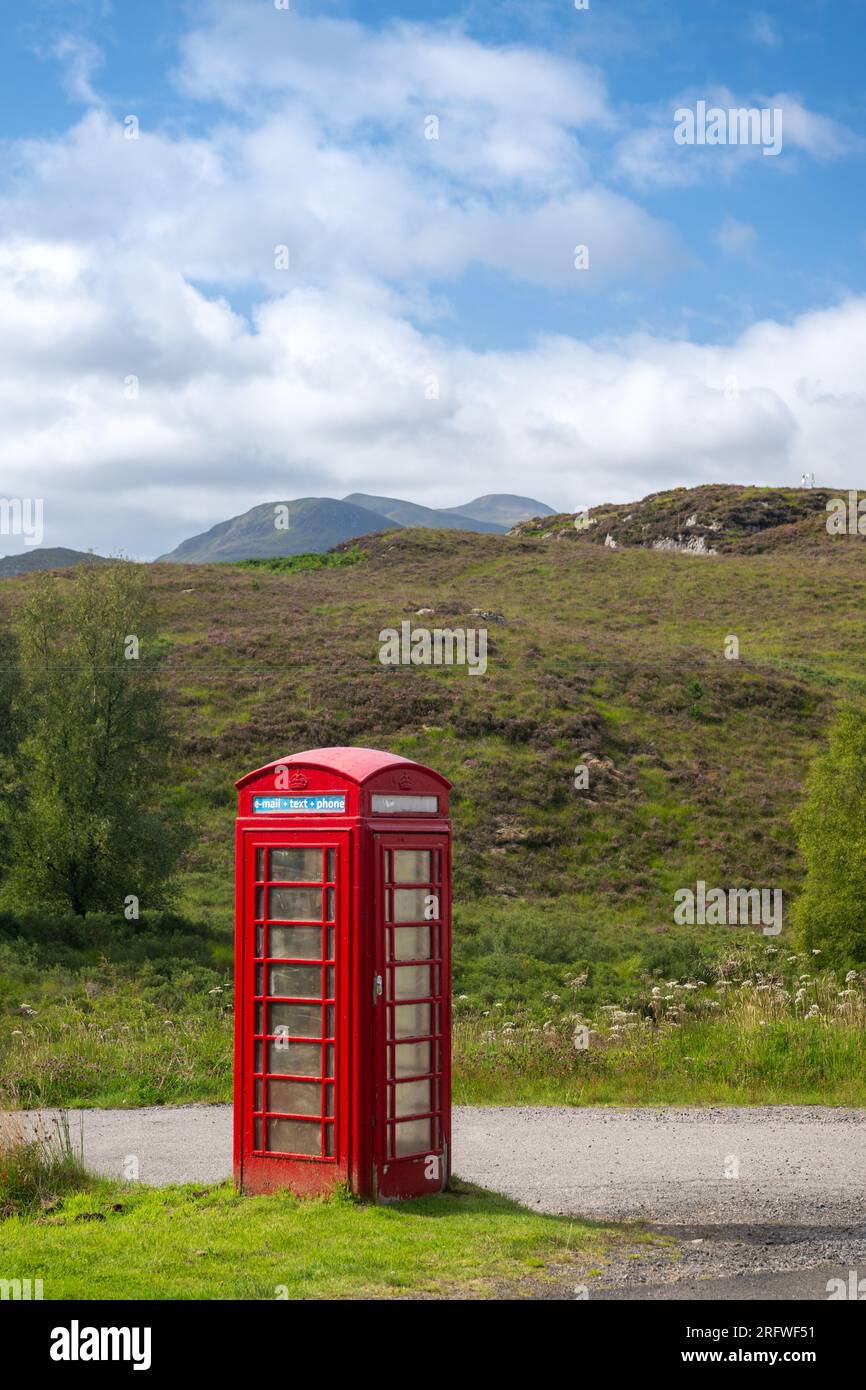 Berühmte rote Telefonzelle in einem isolierten Gebiet der schottischen Highlands, Großbritannien Stockfoto
