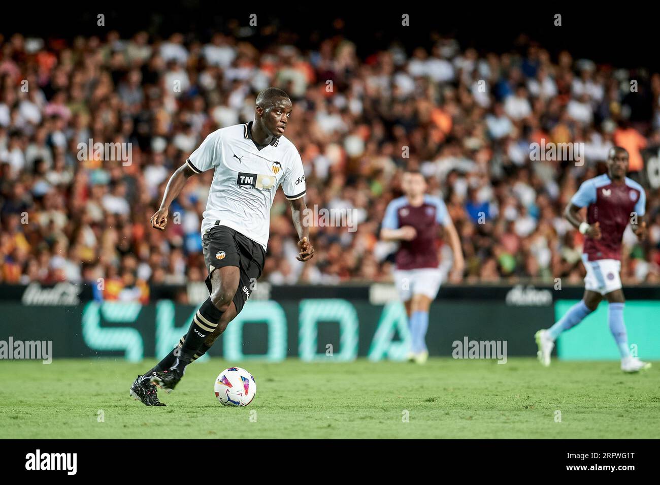 Valencia, Spanien. 05. Aug. 2023. Mouctar Diakhaby von Valencia CF in Aktion während der regulären Vorsaison La Liga EA Sport zwischen Valencia CF und Aston Villa FC im Mestalla Stadion. Endstand: Valencia CF 1:2 Aston Villa FC. Kredit: SOPA Images Limited/Alamy Live News Stockfoto