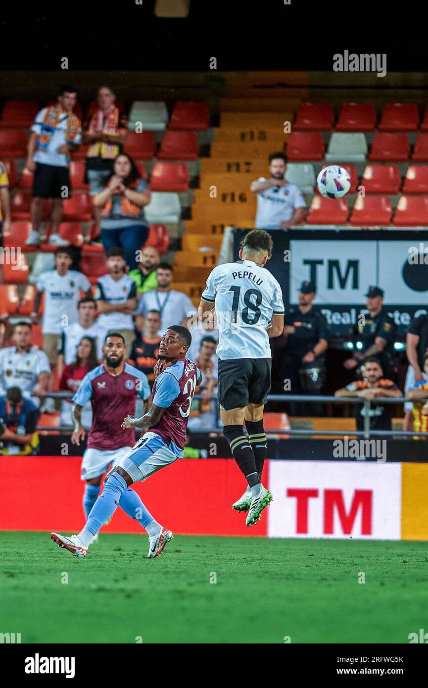 Valencia, Spanien. 05. Aug. 2023. Jose Luis Garcia Vaya Pepelu von Valencia CF und Leon Bailey vom Aston Villa Football Club in Aktion während der regulären Vorsaison La Liga EA Sport zwischen Valencia CF und Aston Villa FC im Mestalla Stadium. Endstand: Valencia CF 1:2 Aston Villa FC. Kredit: SOPA Images Limited/Alamy Live News Stockfoto