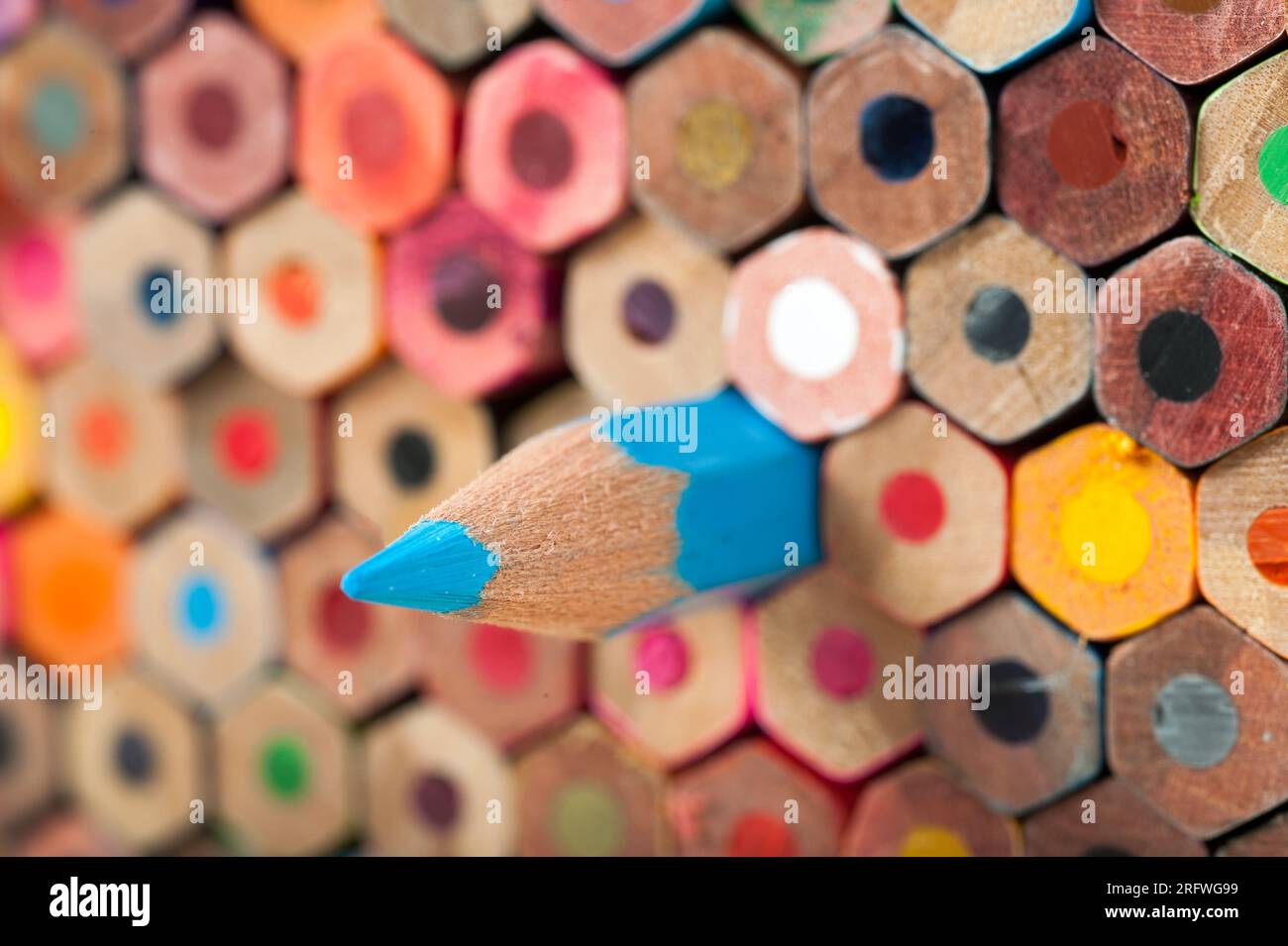Farbige Bleistifte sind unverzichtbare Bildungs- und Spielwerkzeuge für Kinder und Schüler sowie Schreib-, Zeichn- und Lernmaterialien, die von verwendet werden Stockfoto