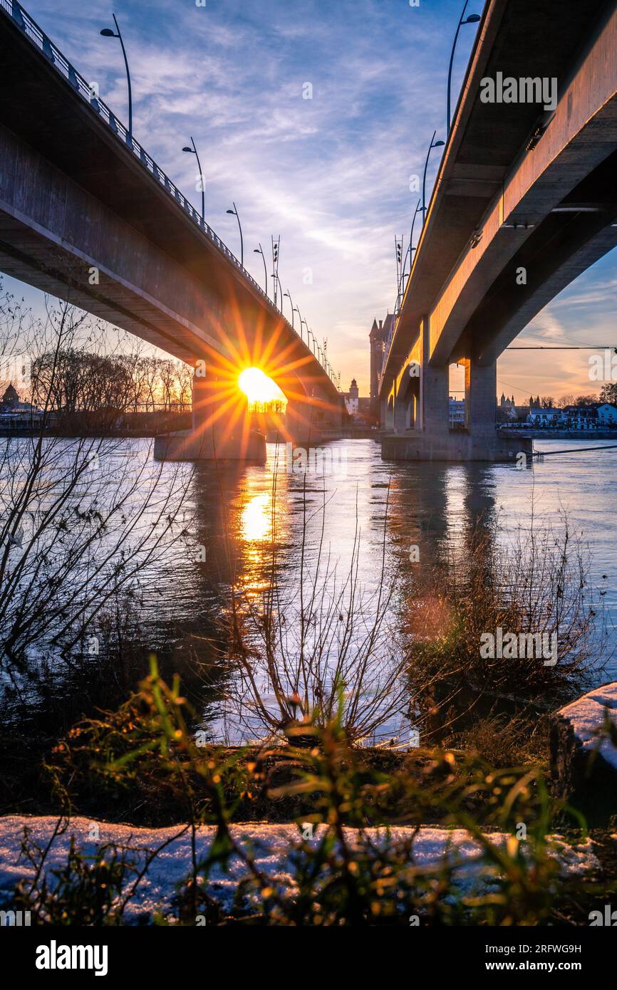 Würmer in Deutschland. Die berühmte Nibelungen-Brücke bei Sonnenuntergang. Autobahn, die durch ein historisches Stadttor führt. Einzigartige Aufnahme – Landschaft Stockfoto