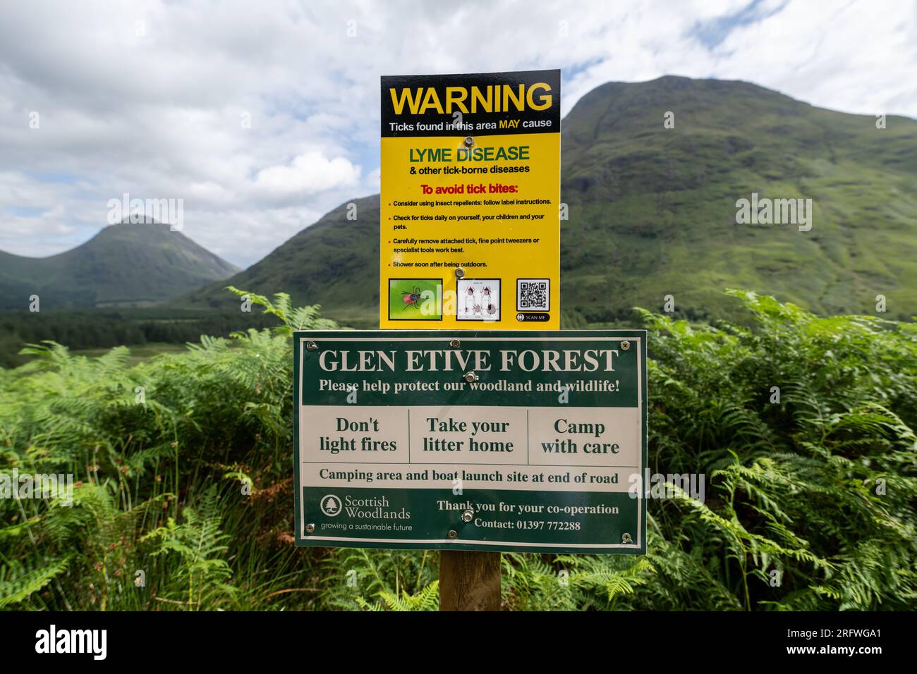 Warnung auf einem Schild auf einem schottischen Anwesen über die Gefahren der Lyme-Borreliose, die von Zecken abgeholt werden können. Glen Etive, Schottland. Stockfoto