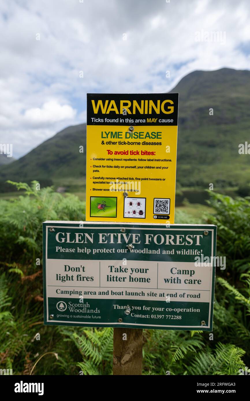 Warnung auf einem Schild auf einem schottischen Anwesen über die Gefahren der Lyme-Borreliose, die von Zecken abgeholt werden können. Glen Etive, Schottland. Stockfoto
