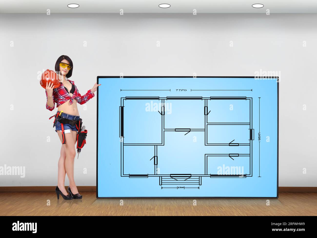 Frau Baumeister mit großen Plasma-Panel mit Bauplan Stockfoto