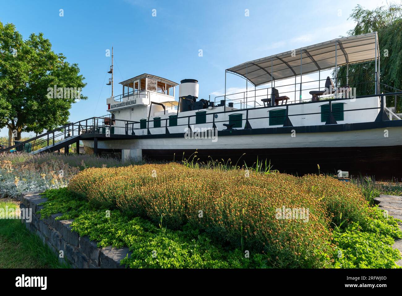 Old Steamboat Exhibition in Balatonboglar, Ungarn. Der Name des Boots ist der gleiche wie der des Balaton-Sees. Stockfoto