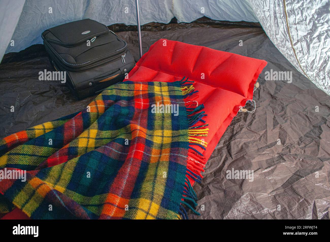 Luftmatratze im Zelt auf dem Campingplatz. Stockfoto