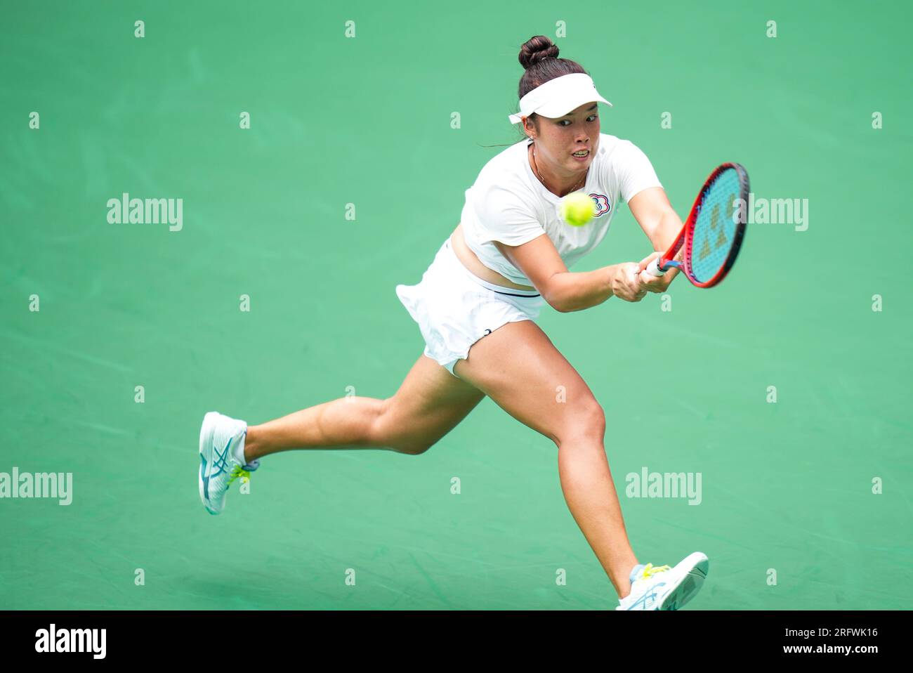 Chengdu. 6. Aug. 2023. Yang Ya-yi von Chinesisch-Taipeh konkurriert mit Guo Hanyu (nicht abgebildet) aus China während des Tennis Women's Singles Finales bei den FISU Summer World University Games 31. in Chengdu, Provinz Sichuan im Südwesten Chinas, 6. August 2023. Kredit: Jiang Hongjing/Xinhua/Alamy Live News Stockfoto