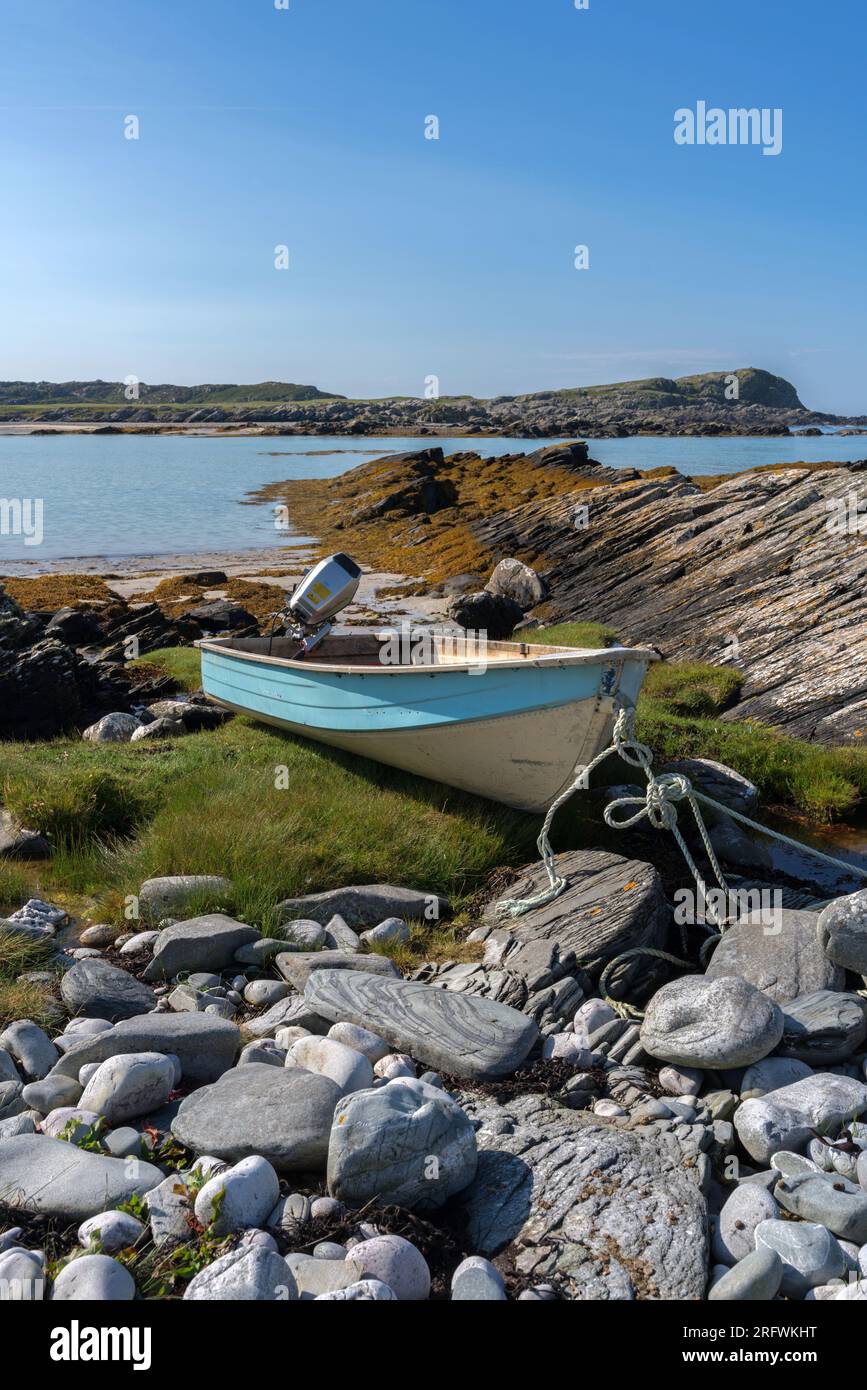 Das Boot fuhr in einer felsigen Bucht, Isle of Colonsay Stockfoto