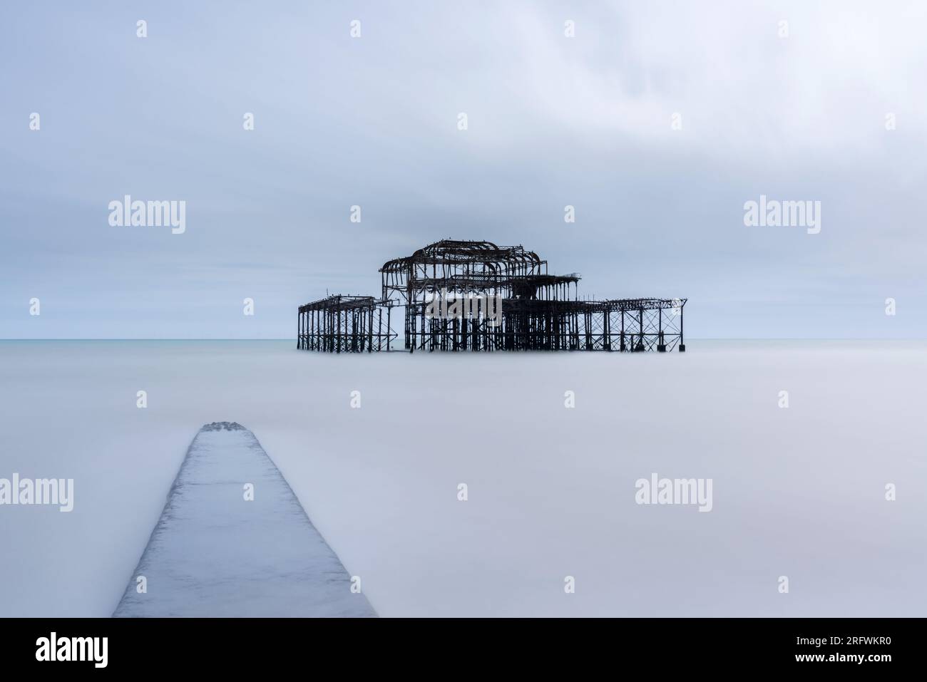 Langzeitbelichtung des Brighton Old Pier Stockfoto