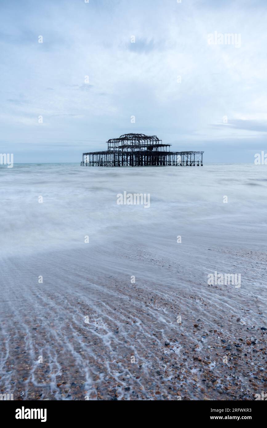 Brighton Old Pier, Wellen hinter dem Wasser Stockfoto