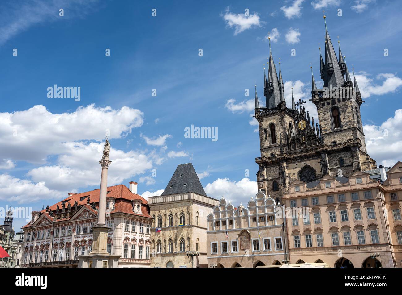 Wunderschöne historische Gebäude und die Tynkirche am Altstädter Ring in Prag, Tschechische Republik Stockfoto